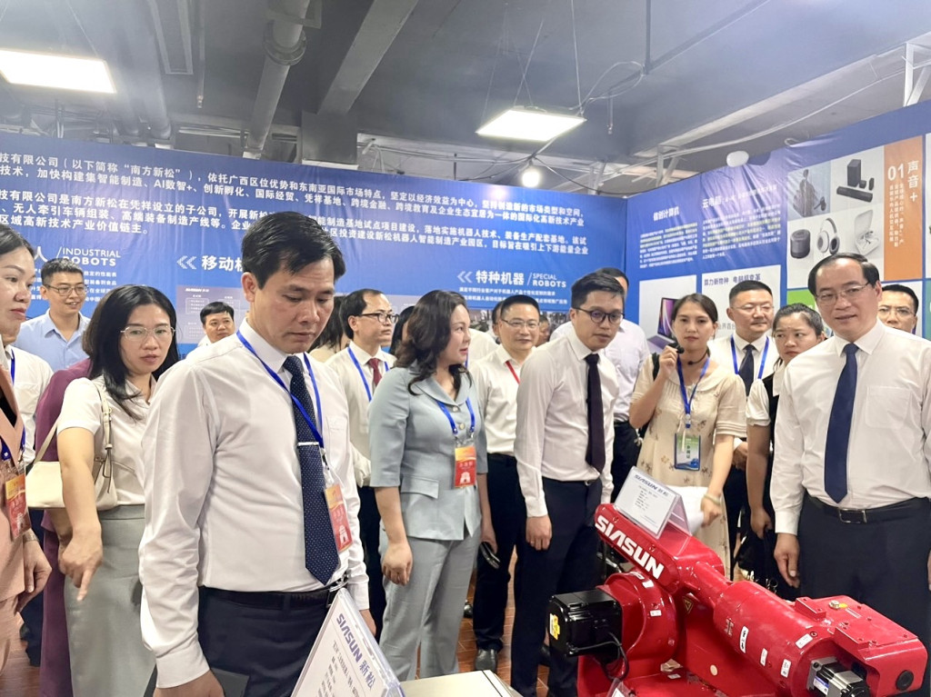Đoàn công tác tỉnh Quảng Ninh tham dự các chương trình tại sự kiện.