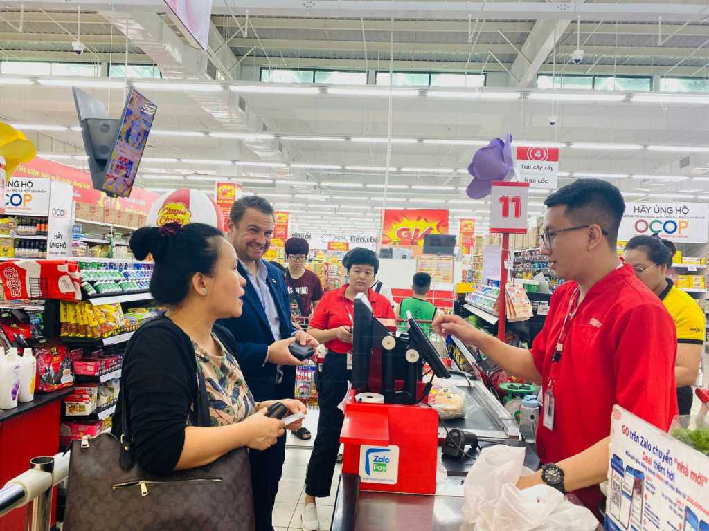 "Ất Tỵ 2025: An tâm mua sắm, chợ Tết rộn ràng không lo 'bão giá'"