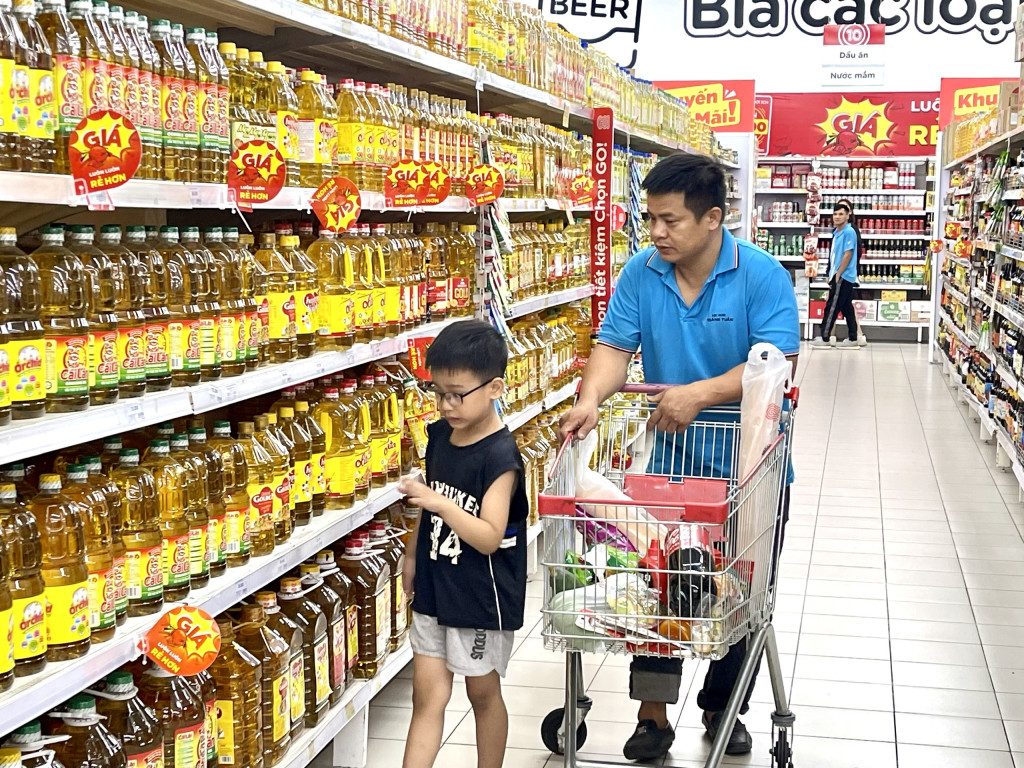 Người tiêu dùng trong tỉnh đã lựa chọn mua sắm nhiều loại hàng tiêu dùng, thực phẩm do Việt Nam sản xuất tại Go! Hạ Long.