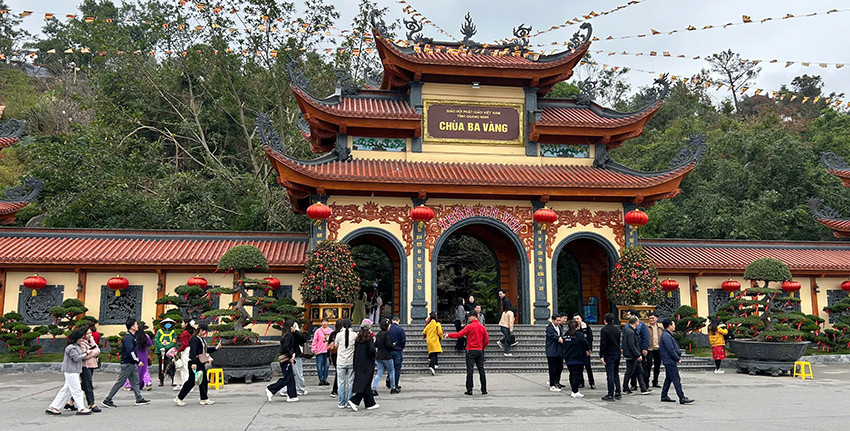 Du khách du xuân đầu năm tại chùa Bà Vàng